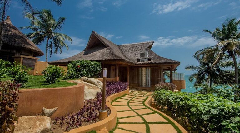 Lou Moon Lodge – Axim